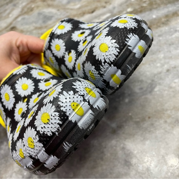 CROCS CROCS Lined Classic Clog Vacay Vibe Daisy Print Girls Size J1 Yellow Black - Picture 6 of 9